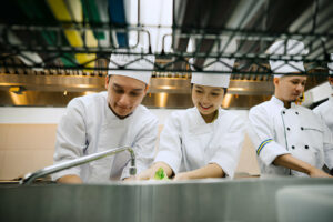 Chef yang sedang mencuci sayur