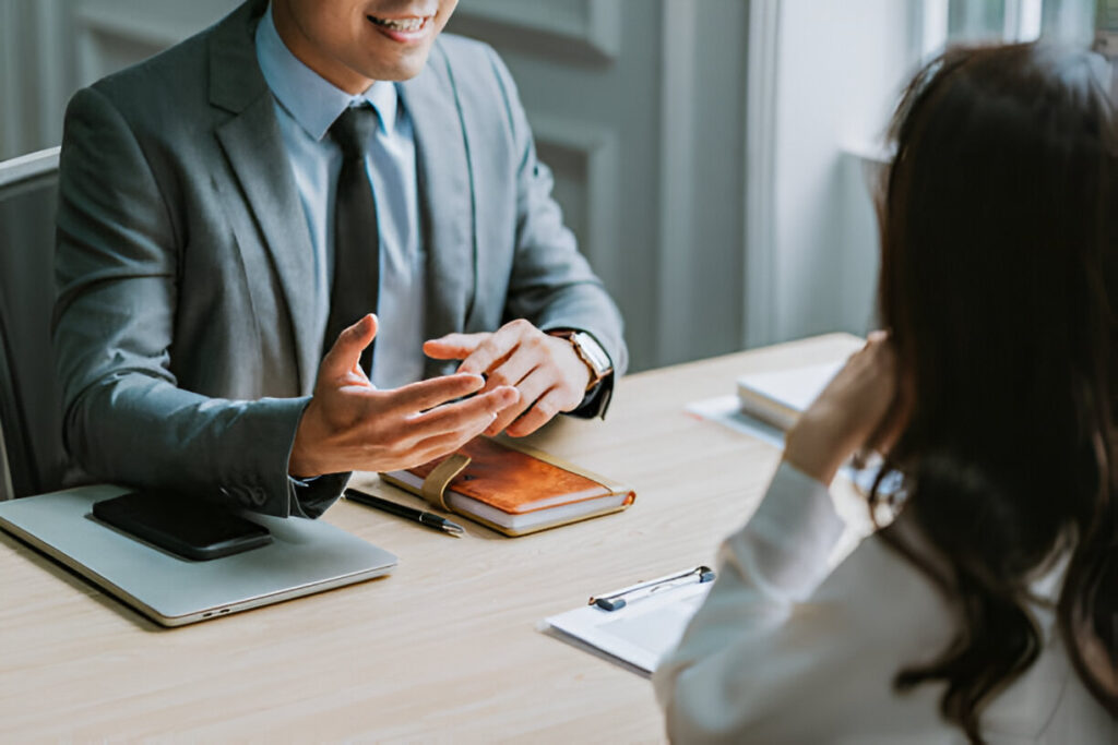 Seorang HRD yang Sedang Interview Calon Karyawan