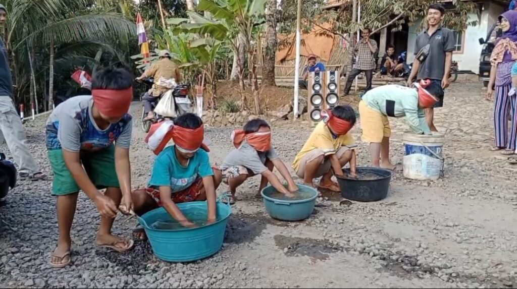 Anak - Anak Sedang Lomba Tangkap Ikan